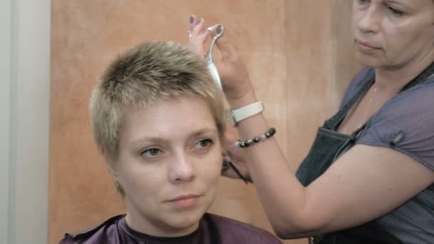 Kuaför kadının saç kesim tarak ve stilleri - Video, Çekim
