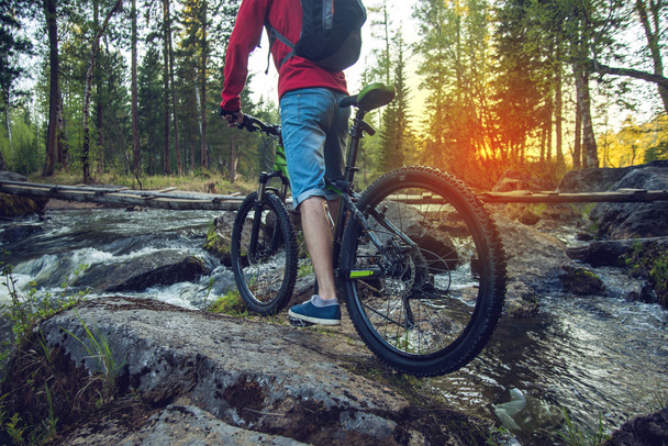 Fahrt mit dem Mountainbike bei Sonnenuntergang. - Foto, Bild