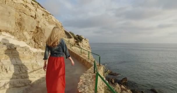 A lány piros szoknya, ami egy ember előre a kaland. Kövess engem koncepció - Felvétel, videó