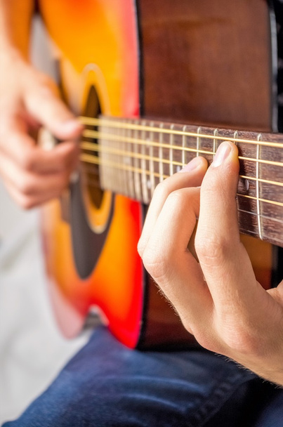 männliche Hände, die akustische Gitarre spielen, Nahaufnahme - Foto, Bild