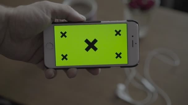 Κοντινό πλάνο άνθρωπος που κρατά Smartphone με πράσινη οθόνη - Πλάνα, βίντεο