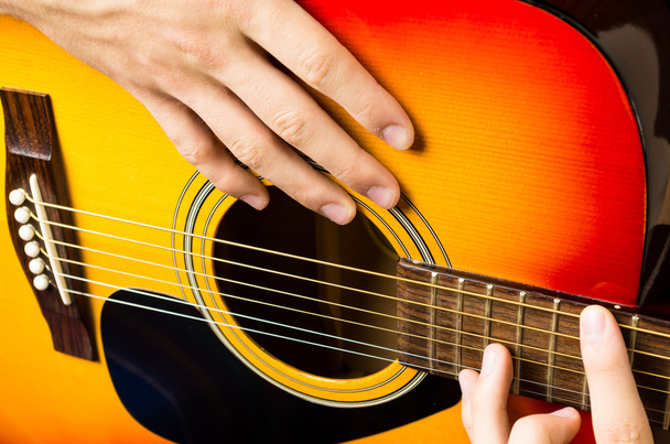 Αρσενικό χέρια παίζοντας ακουστική κιθάρα, κοντινό πλάνο - Φωτογραφία, εικόνα