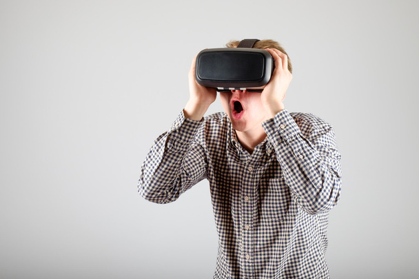 Man using virtual reality glasses - Fotoğraf, Görsel
