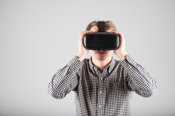 Man using virtual reality glasses - Valokuva, kuva