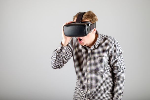 Man using virtual reality glasses - Foto, afbeelding