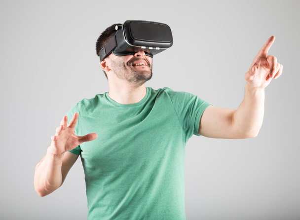 Man using virtual reality glasses - Foto, afbeelding