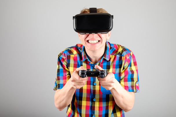 Man using virtual reality glasses - Valokuva, kuva