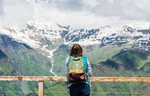 若い女性は視点に立って、美しい山の風景を探しています。上の壮大な景色を楽しみながらリラックスできるバックパックの女性観光客をハイキング. - 写真・画像