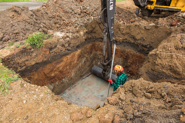 excavación y nivelación de la parte inferior del tanque séptico patio trasero
  - Foto, imagen