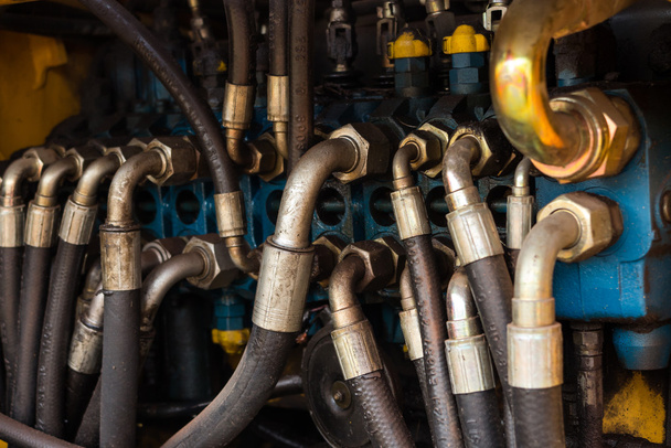 油圧バルブの工業用システム - 写真・画像