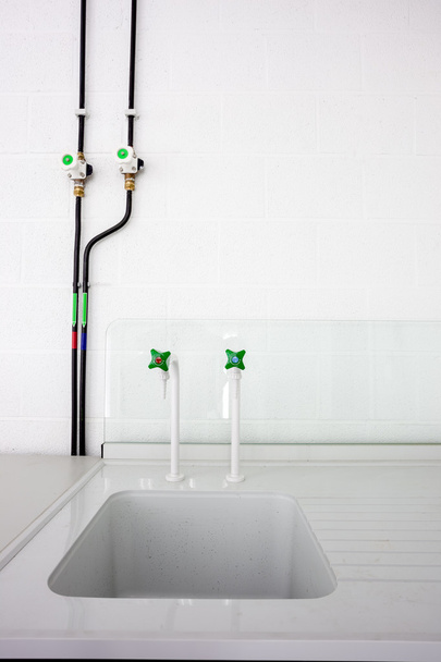 Les robinets du laboratoire
 - Photo, image