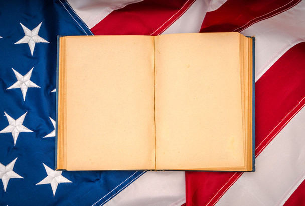 Vintage open book on American flag - Foto, Imagem