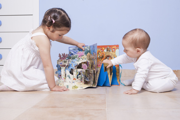 Küçük kardeşim erkek bebek ve oyuncaklar oynama kız kardeşi ile oynamak  - Fotoğraf, Görsel