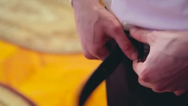 Bräutigam legt Gürtelhose in den Hochzeitsmorgen - Filmmaterial, Video
