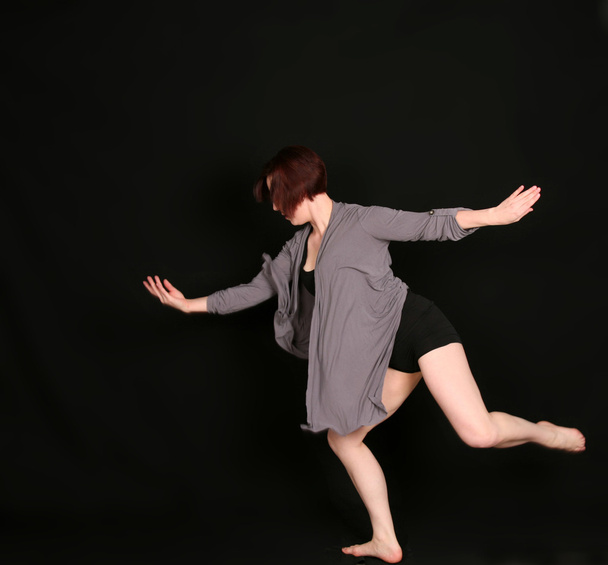 vrouw danser op zwarte achtergrond - Foto, afbeelding