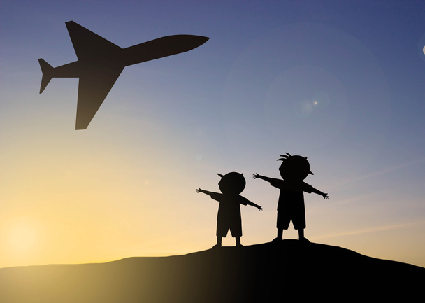 τα παιδιά σιλουέτα και αεροπλάνο με ηλιοβασίλεμα - Φωτογραφία, εικόνα