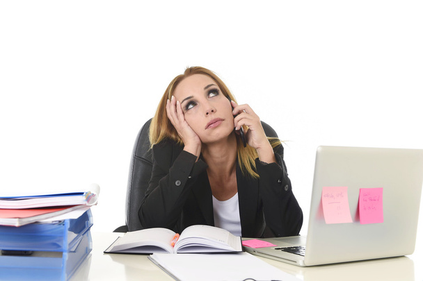besorgte attraktive Geschäftsfrau im Stress bei der Arbeit mit Laptop - Foto, Bild