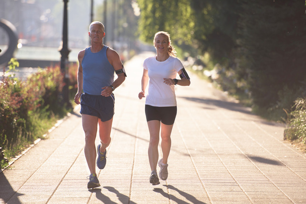 couple échauffement et étirement avant le jogging
 - Photo, image