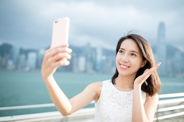 Mulher tomando selfie com celular
 - Foto, Imagem