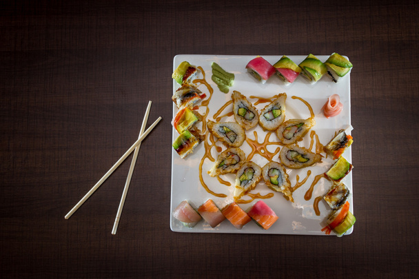plat de sushi fraîchement préparé
  - Photo, image