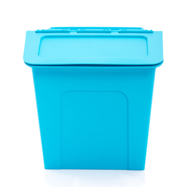 Caja de almacenamiento azul sobre fondo blanco aislado
 - Foto, imagen