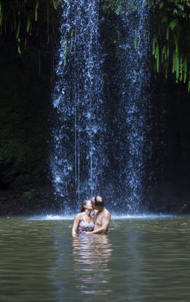 Coppia baci sotto una cascata
 - Foto, immagini