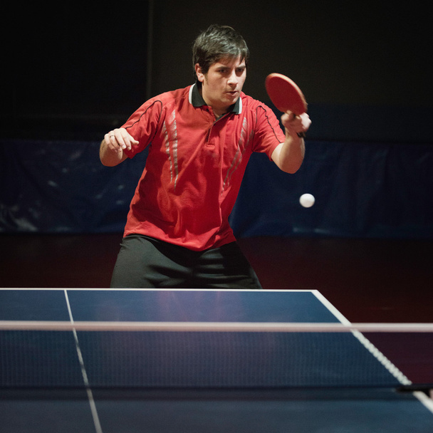 Jugador serio golpeando pelota de ping pong
 - Foto, Imagen