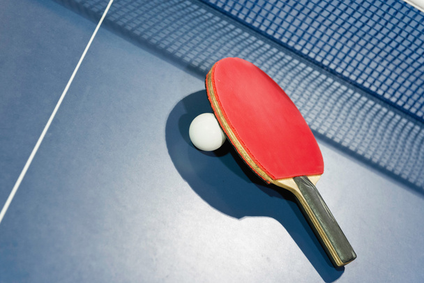 Ping pong topu ve raket - Fotoğraf, Görsel