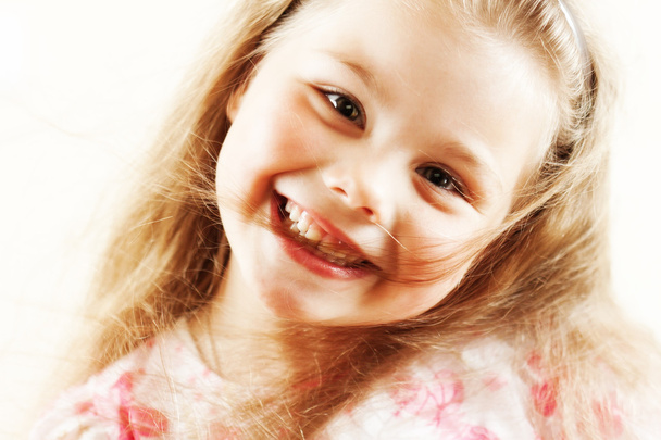 Closeup portret van een jong meisje - Foto, afbeelding