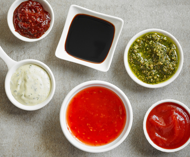 cuencos de varias salsas
 - Foto, imagen