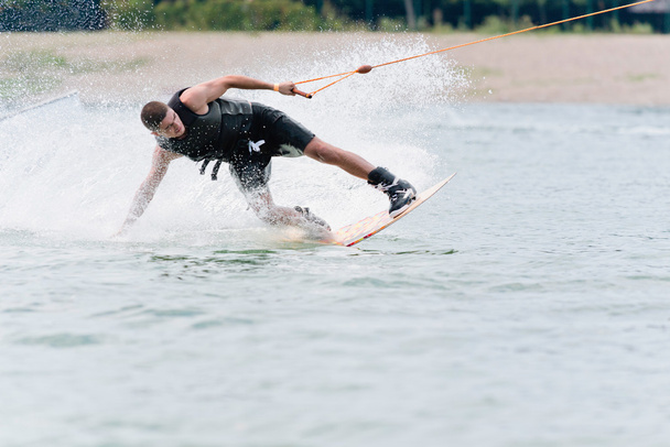 mladý muž wakeboarding - Fotografie, Obrázek