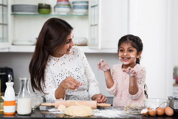 Маленька дівчинка готує з мамою
 - Фото, зображення