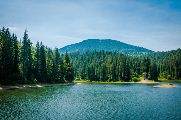 青い山湖 Synevir - 写真・画像