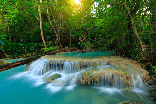 Wodospad Erawan, piękny wodospad w lasach tropikalnych, Park Narodowy Erawan w Kanchanaburi, Tajlandia - Zdjęcie, obraz