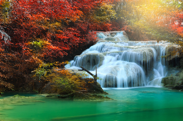 Cachoeira Erawan, bela cachoeira na floresta tropical, Parque Nacional Erawan em Kanchanaburi, Tailândia
 - Foto, Imagem
