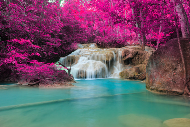 エラワン滝、熱帯雨林、カンチャナブリ、タイのエラワン国立公園の美しい滝 - 写真・画像