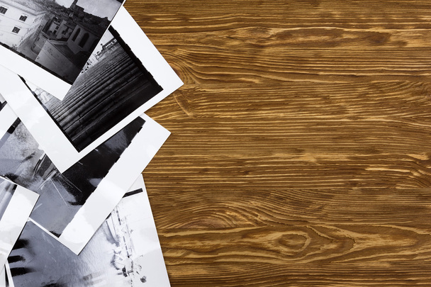 Fotos en blanco y negro sobre fondo de mesa de madera
. - Foto, Imagen