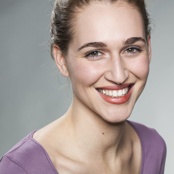 ragyogó fiatal nő mosolyogva a wellness és a bőr sugársűrűség - Fotó, kép