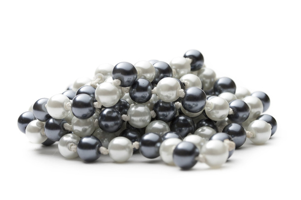 Cadena de perlas blancas y negras
 - Foto, Imagen