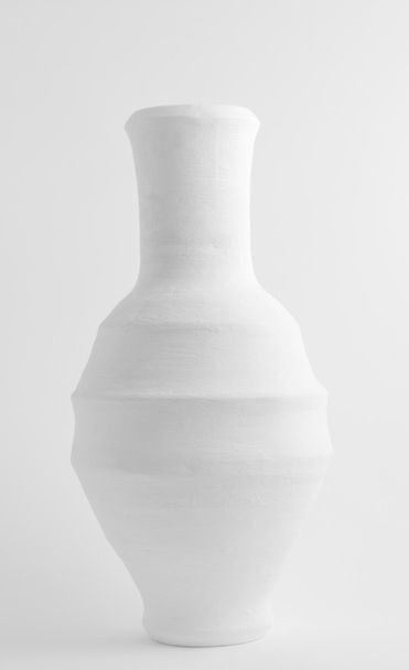 Белый керамический сосуд на белом фоне
 - Фото, изображение