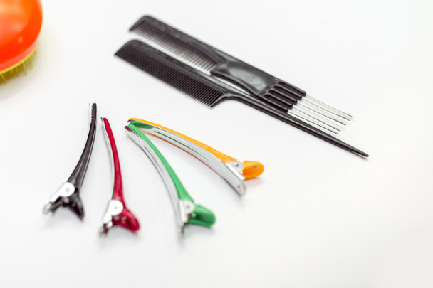 herramientas peluqueros - tijeras peine clips aislados en blanco
 - Foto, Imagen