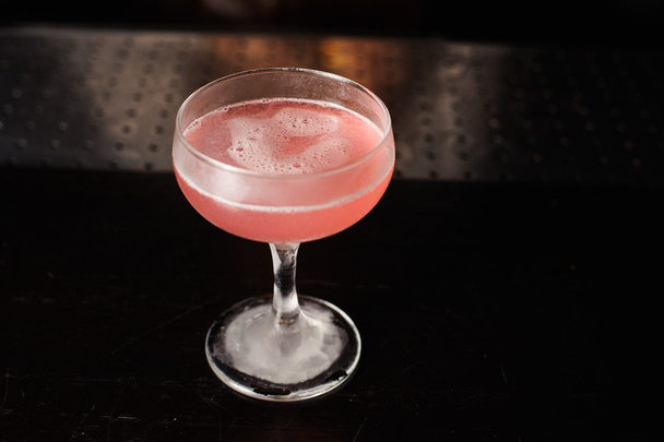 Cosmopolitan cocktail on top of bar - Fotografie, Obrázek