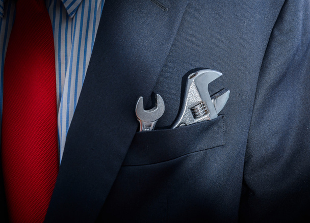 Бізнесмен з ключем у кишені костюма
 - Фото, зображення
