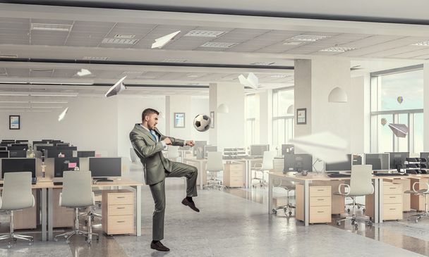 Граючи в футбол в офісі
 - Фото, зображення