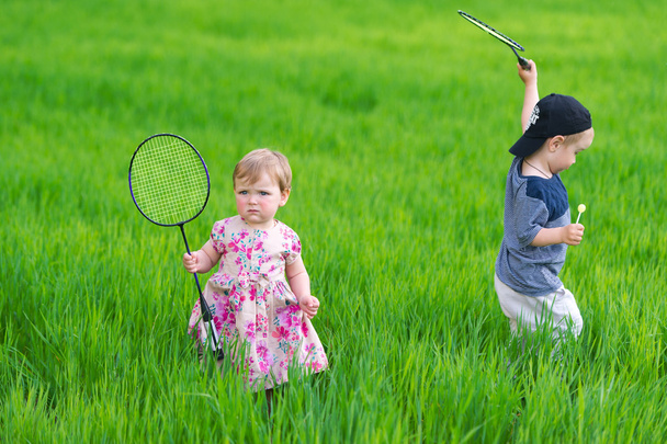 Il ragazzo e la ragazza giocano sul prato verde
. - Foto, immagini