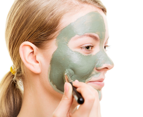 mulher aplicando máscara - Foto, Imagem