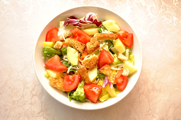 Холодный аппетитный овощной салат с гренками
 - Фото, изображение