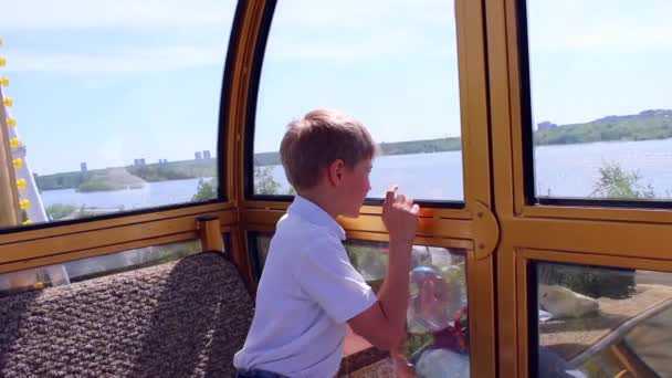 το Ferris τροχό κύλισης για παιδιά με τα πόδια - Πλάνα, βίντεο