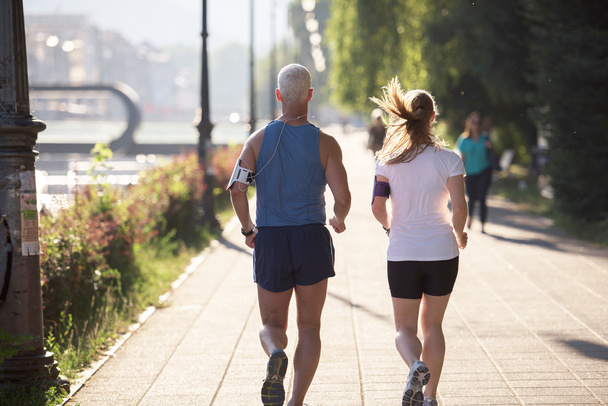 健康的なカップルのジョギング - 写真・画像