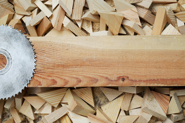 herramientas de carpintero sobre mesa de madera con serrín
. - Foto, Imagen